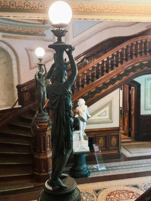 🇺🇸 Sacramento Day Trip Guide: Politics, Art & Riverfront Magic! 🐻✨