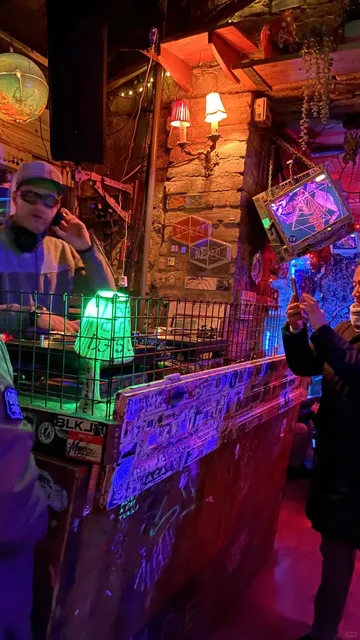 Budapest Ruin Bars – Party in the Midst of Decay 🎸🍻