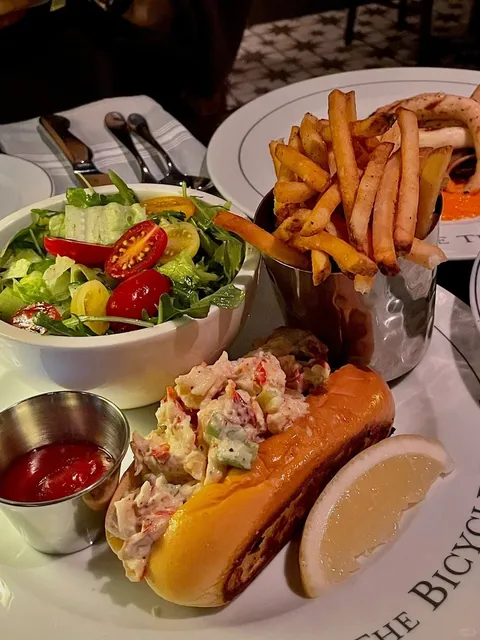 🇨🇦 Halifax Lobster Roll Crawl: 4 Must-Try Spots 🦞🌊