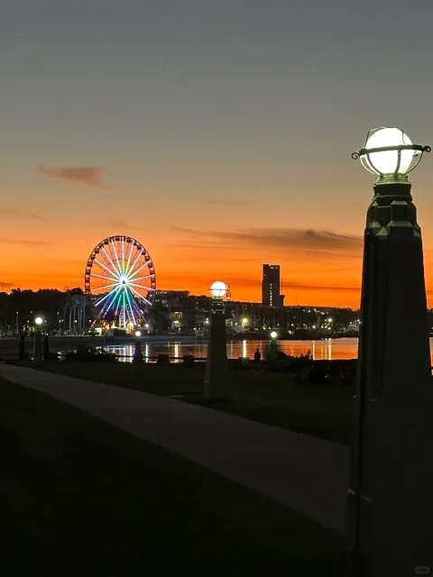 Geelong: A Symphony in Blue That Soothes the Soul 🌊💙