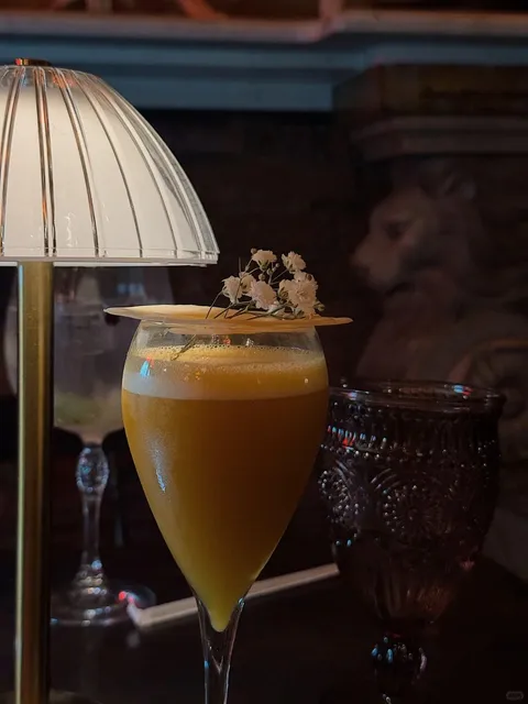 The Secret Bar in Midtown Manhattan Named After Oscar Wilde 🥃