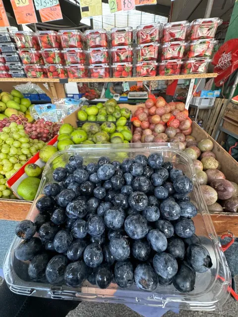 🇦🇺 Cairns Must-Do: Rusty's Market Fruit Haul! 🍓🛒
