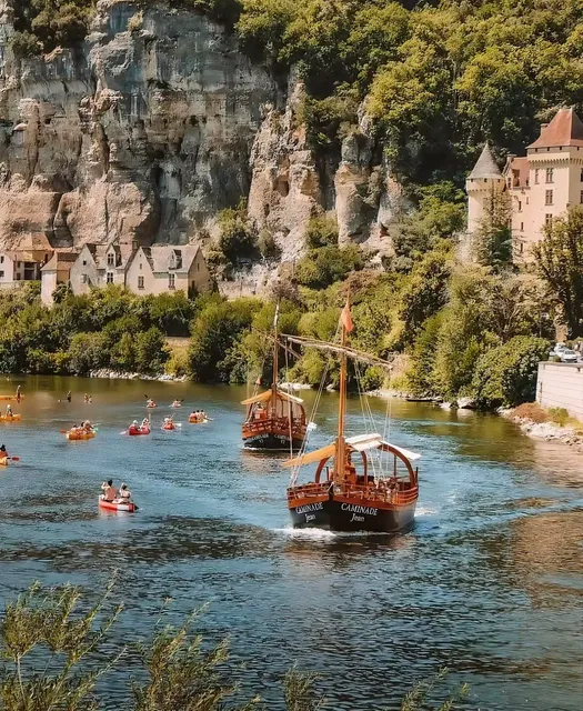 🌟 Discover the Enchanting Charm of La Roque Gageac: A French Gem! 🇫🇷