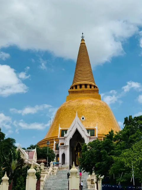 🌆 Don't Miss This City on Your Bangkok Outskirts Adventure! 🚂