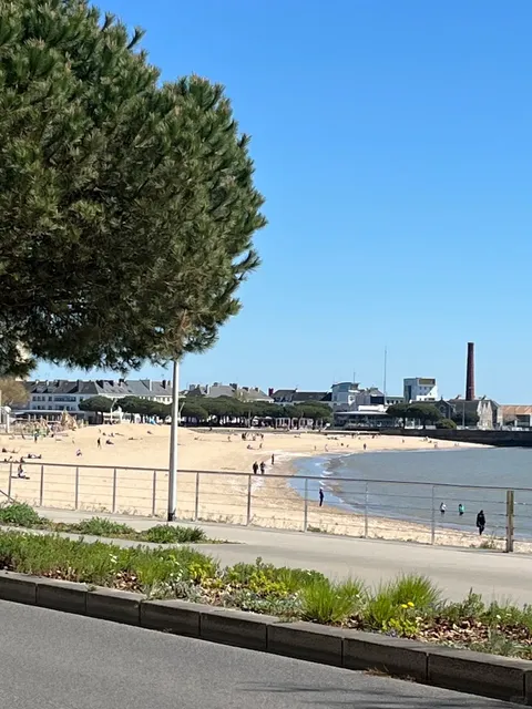 Northwest France also has the sea.