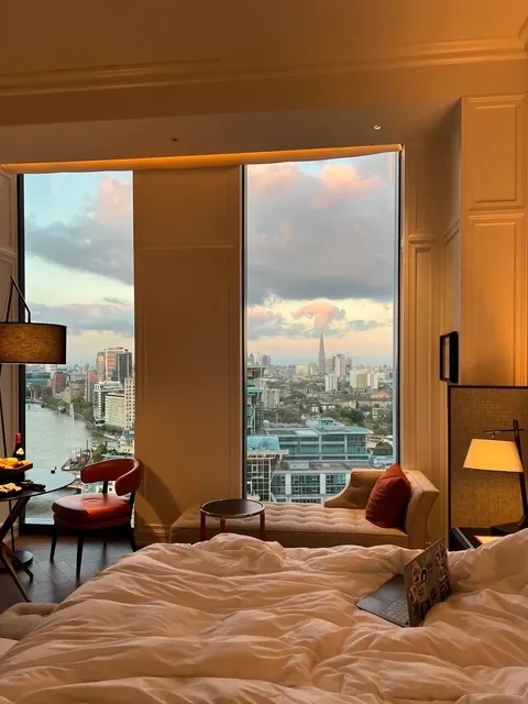 Watching the Sunset from a London Hotel ！！🌇✨