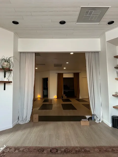 Baltimore’s Chill Yoga Haven: House Flow, Meditation & Cozy Vibes 🧘♀️