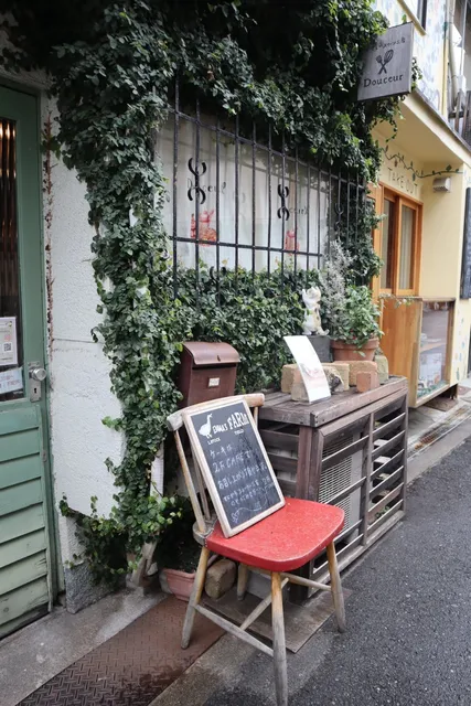 Strolling in Nakazakicho, where Showa-style streets blend with modern 