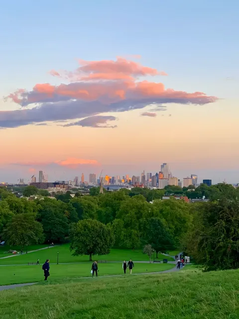 Chase the romantic sunset hues this autumn in London🍁 with your crush