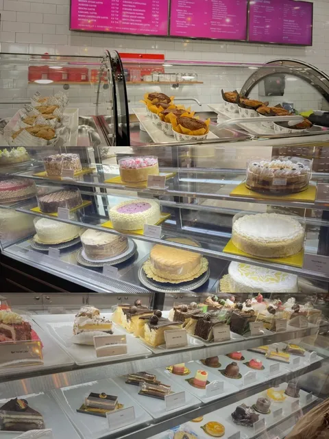 Atl | Pretty Macarons at Cafe Petit Four 🎀🍵