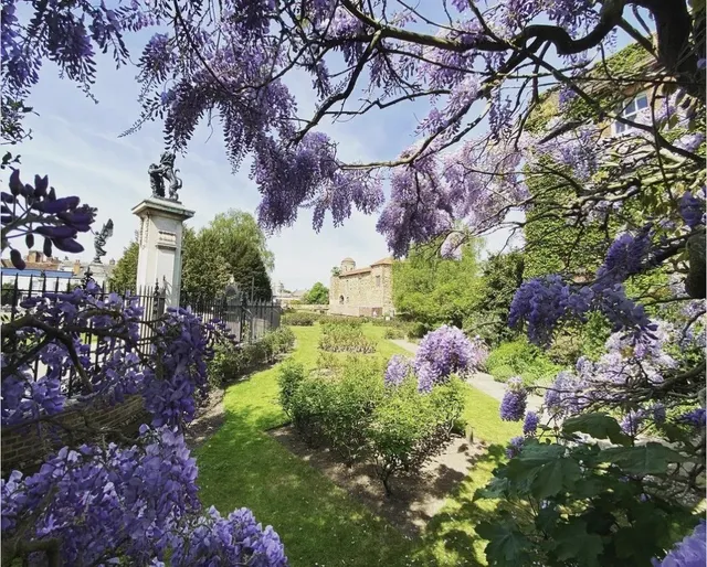 🇬🇧 London Weekend Escape: Artsy & Offbeat Colchester Awaits!