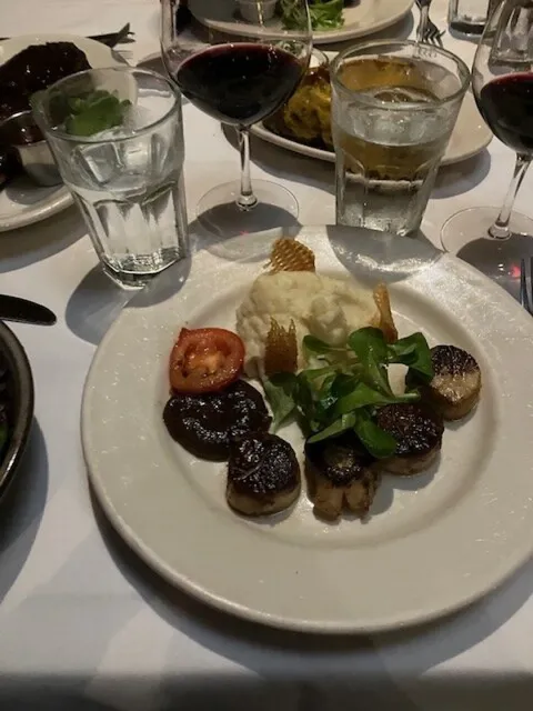 A Night of Contrasts: From Cozy Treehouse Vibes to Stellar Steaks 🥩✨