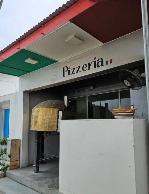Viral Pizza Spot in Maafushi | The Owner Bakes Pizza with Soul 🍕