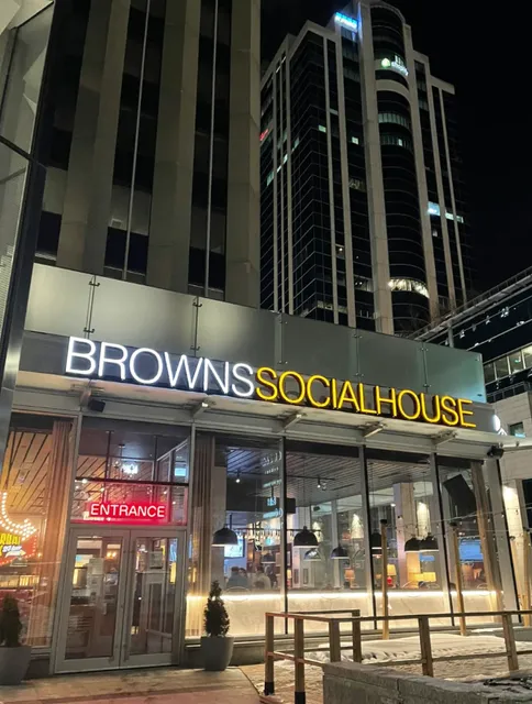 Brown’s Social House | Ottawa’s Retro Chic Dining Spot 🍽️✨