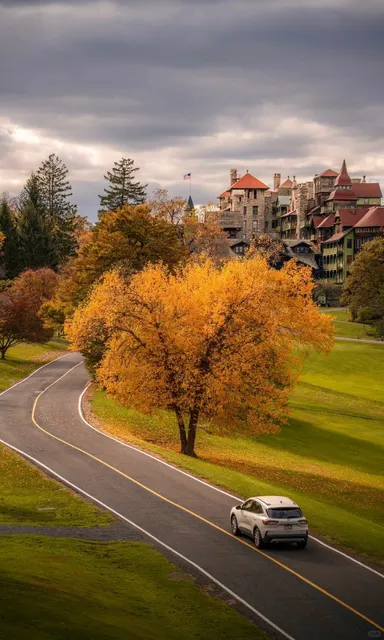 Autumn at New York's Swan Castle Truly Lives Up to the Hype! 🥹🥹🥹