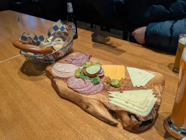 The Bavarian Bierhaus | What to Eat in Milwaukee 🍖🍺