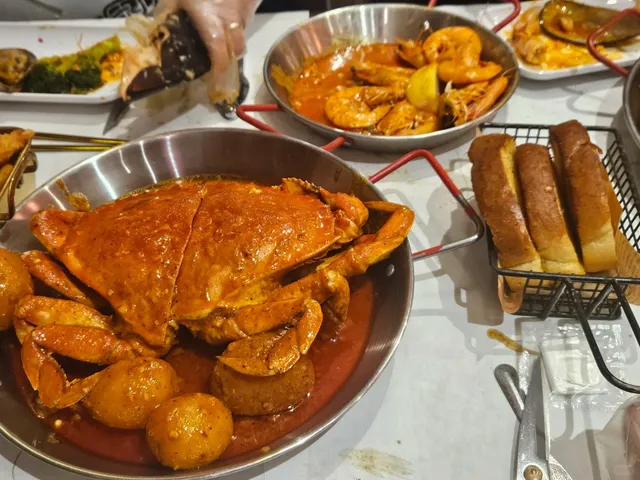🦀 Toronto's BEST Hands-On Seafood Feast at Robot Boil House! 🦞  