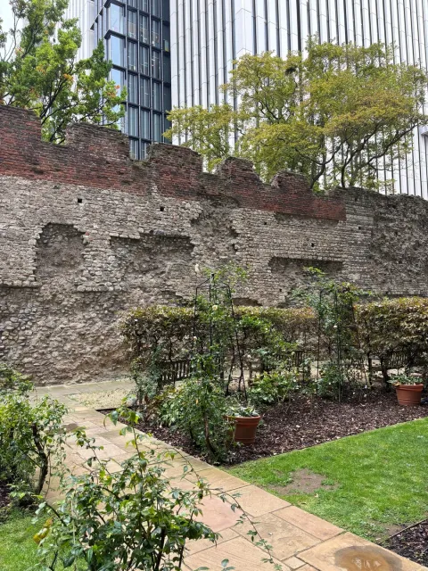 London's Roman Wall: Where History Whispers from the Stones 🏛️