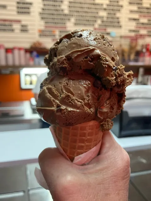 🍨 Swensen's Swiss Orange Chip – The Best Food in the World! 🍊