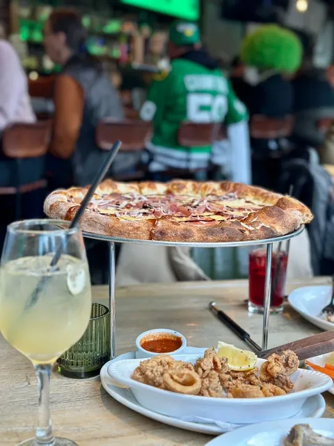 Chicago's Legendary Thin-Crust Pizza You MUST Try! 🍕✨