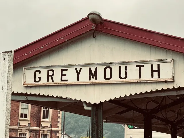 🇳🇿 Hidden Gem Hike: Coal Creek Falls (Greymouth, NZ)