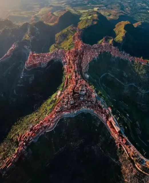  Centuripe: Sicily's "Giant in the Mountains" 🏰🌋