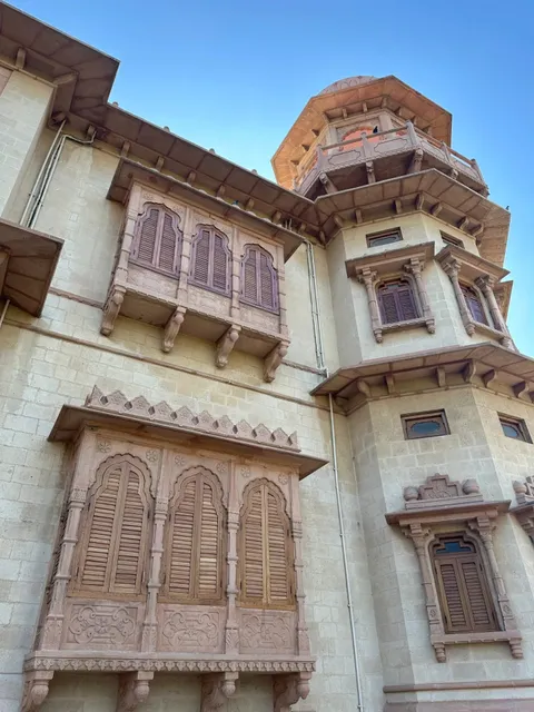 Karachi: A Mix of Leisure and Tension 😅🌆