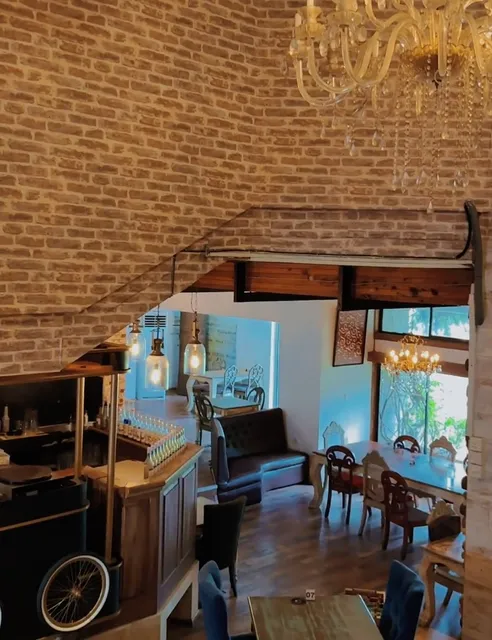 Global Flavors in a Charming Courtyard 🌴