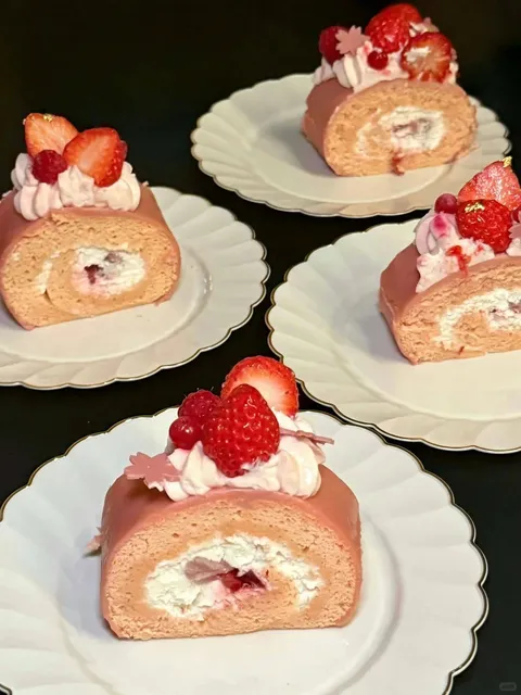NYC｜Momoya Pastry Chef’s Sakura Strawberry Roll Cake! 🍓🌸