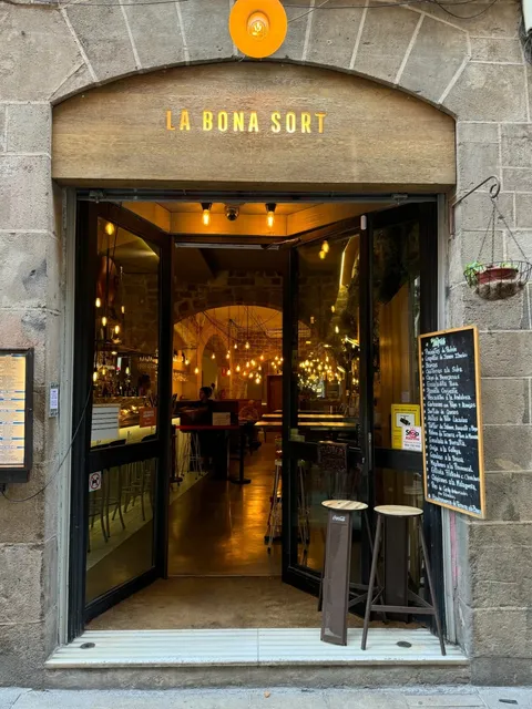 Near the cathedral, you'll find the Barcelona snack, la Bona Sort. 