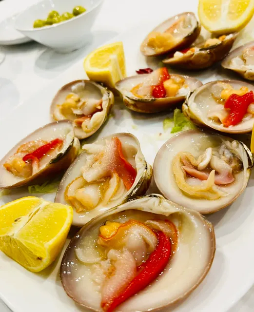 Spanish 🇪🇸 Local seafood lovers love to go to 🦞 restaurant!