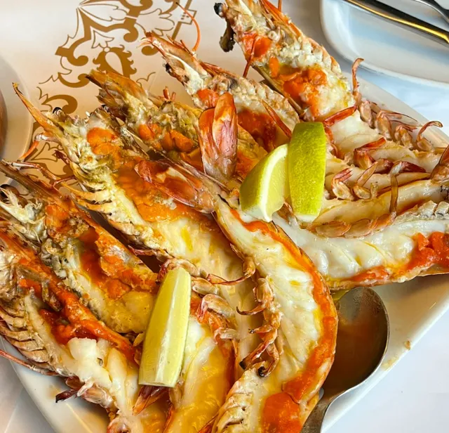 I searched all over Porto for delicious food! 🍽️✨