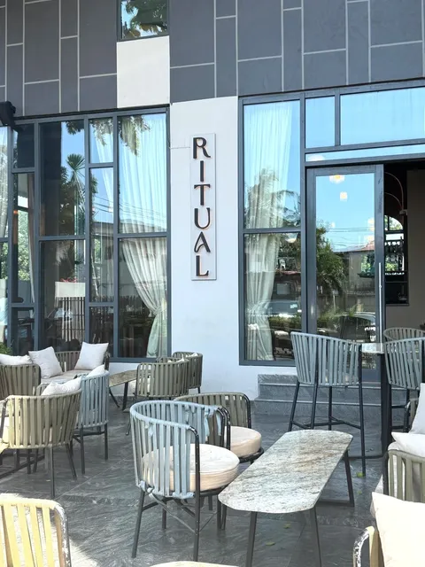 🇬🇭 Accra’s Hipster Hideout ☕️ | Music, Laptops & Vibes