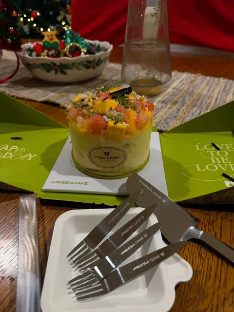 Freesia Cake: Light, Beautiful Cakes in Alhambra! 🎂💐