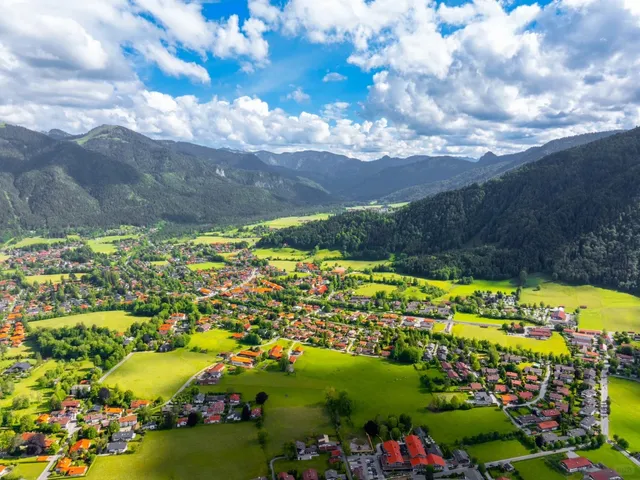 🇩🇪 Tegernsee: A Fairytale Lake Just 1 Hour from Munich by Train! 🌊
