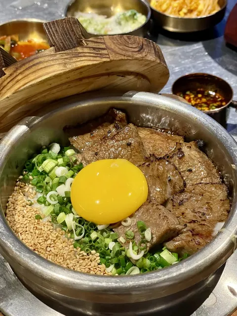🇸🇬 Visiting Sagye to try the incredibly popular Korean stone pot rice in Singapore.