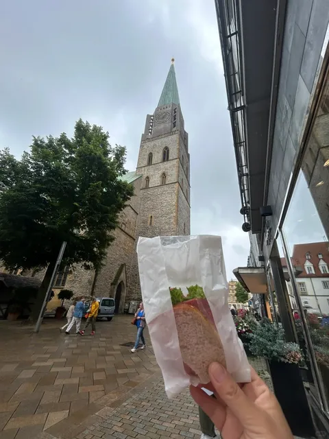 🇩🇪 Bielefeld: Where Heavenly Pork Knuckles Meet Holy Bread