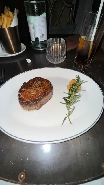 Delicious Food – A Solid Meal with a Few Notes 🥩🍷