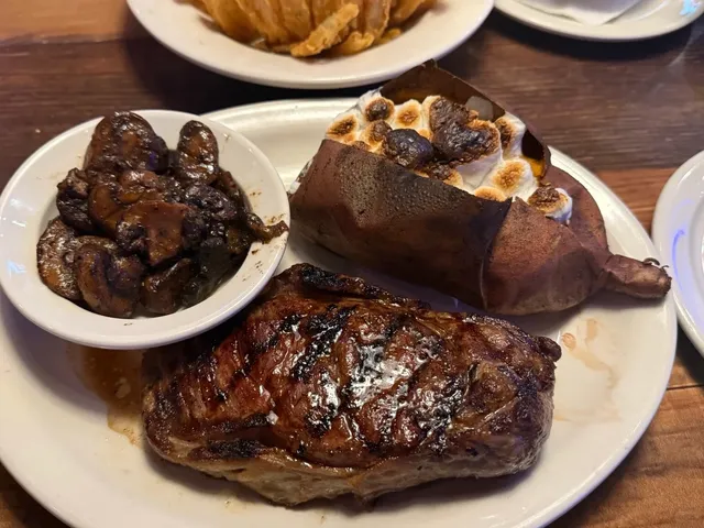 Texas Roadhouse – Where Meat Lovers Unite! 🥩🔥
