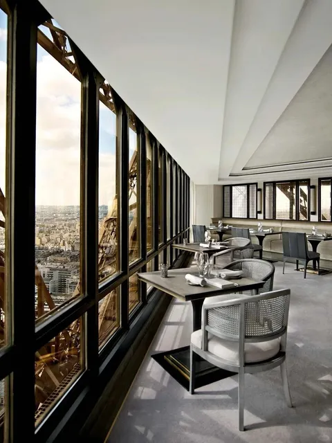 🌆🗼 Unparalleled Luxury! Dining at the Eiffel Tower 🤳🏻