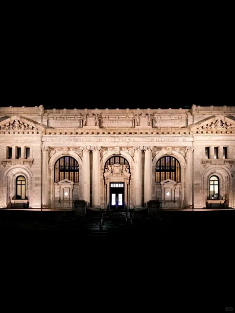 A 116-Year-Old Library Meets Modern Tech 🍏🏛️