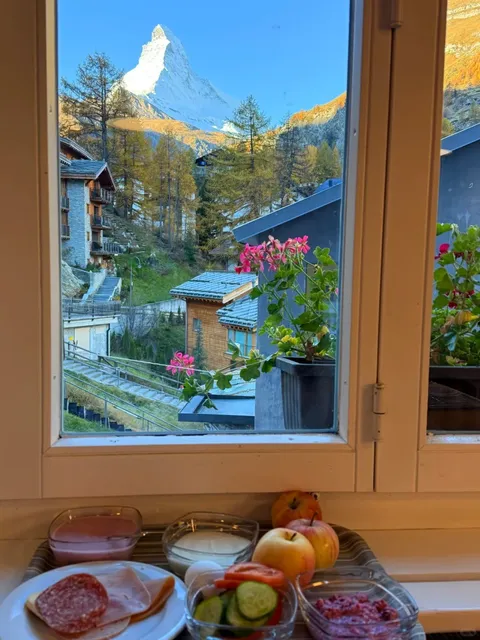 Bern Travel Guide | Cozy Hostel & Yummy Swiss Snacks   