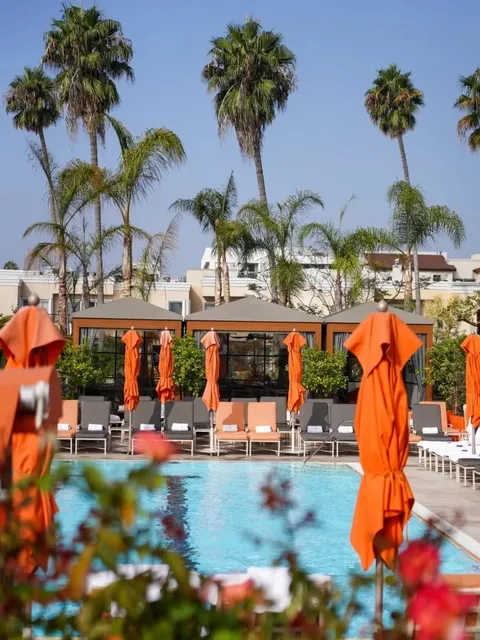 🏨 Four Seasons Beverly Hills: Where Hollywood Royalty Relaxes ☀️