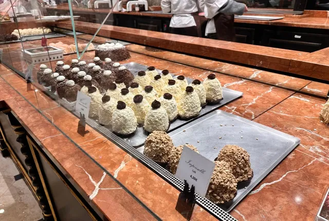 🇫🇷 Finally Tried an Amazing French Dessert in Lyon