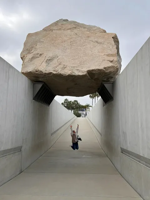 One-Day Trip to Los Angeles Modern Art Museum + Fossil Museum