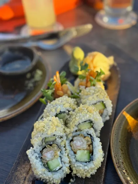 Exceptional staff and great rolls! 🍣 