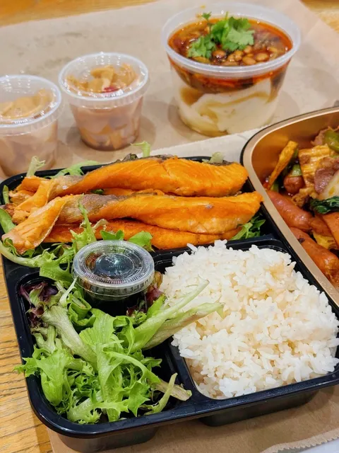 Midtown Breakfast Gem: Warm Tofu Pudding & Pan-Fried Buns! 🍳🥟