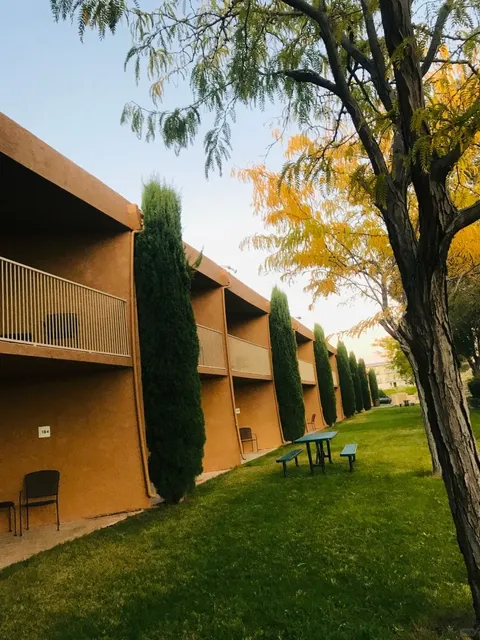 Page Town, Arizona: Where the Sky Hugs the Earth 🌴💧