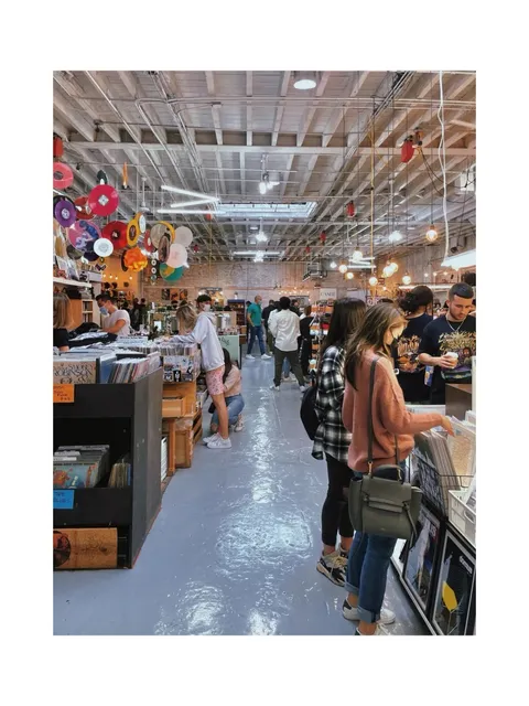 New York Store Exploration | Williamsburg's Vintage Art Market (1)🌟