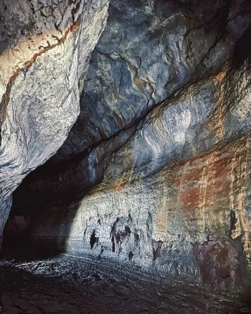 Seattle | Underground Cave Hiking